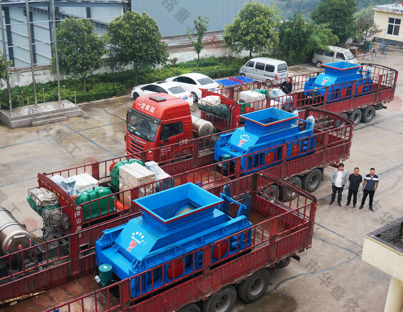 鄭州對(duì)輥制砂機(jī)廠家三臺(tái)發(fā)往江蘇 鄭州對(duì)輥制砂機(jī)廠家三臺(tái)發(fā)往江蘇