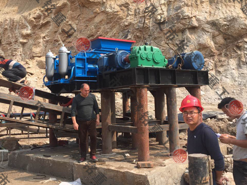 甘肅白銀時(shí)產(chǎn)150-200t的硅石對(duì)輥破碎機(jī)生產(chǎn)現(xiàn)場 甘肅白銀時(shí)產(chǎn)150-200t的硅石對(duì)輥破碎機(jī)生產(chǎn)現(xiàn)場