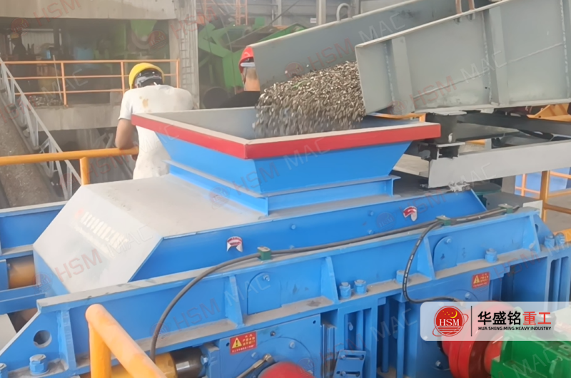 云南電廠爐渣對輥破碎現場