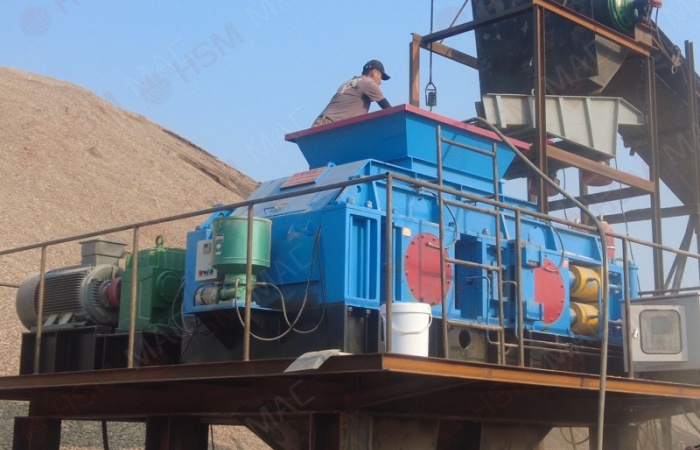 鈉長石制砂機生產現場 
