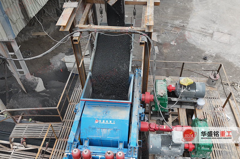 廣西客戶現場 1212液壓對輥機 石灰石瓜米料 出料3毫米 3 廣西客戶現場 1212液壓對輥機 石灰石瓜米料 出料3毫米 3